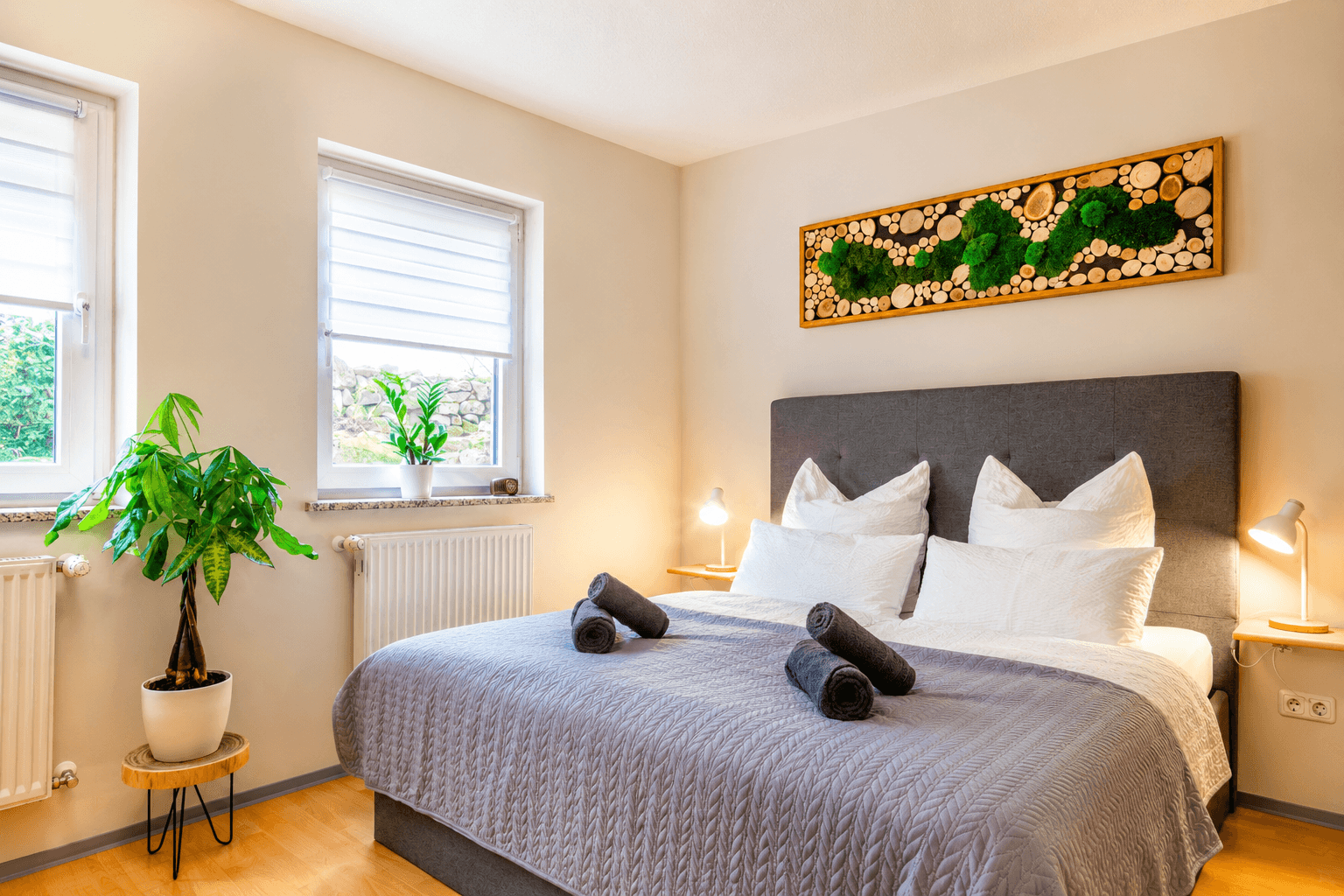 Queensize-Doppelbett im Schlafzimmer